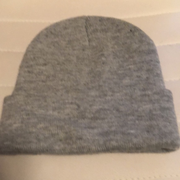 NWOT Like new gray beanie winter hat never worn 100% acrylic - Picture 2 of 5